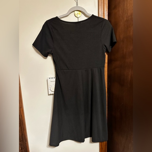 LIVIS | short black dress - Picture 2 of 3